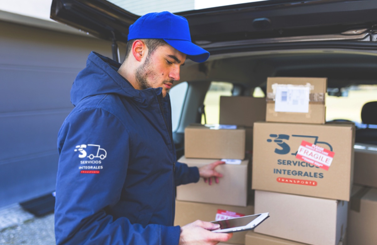 Cadete de Servicios Integrales Árbol cargando paquetes
